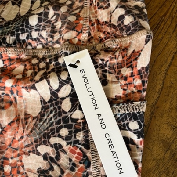 Women's Evolution & Creation "EVCR" Cropped Mosaic Capri Leggings M - Picture 5 of 15